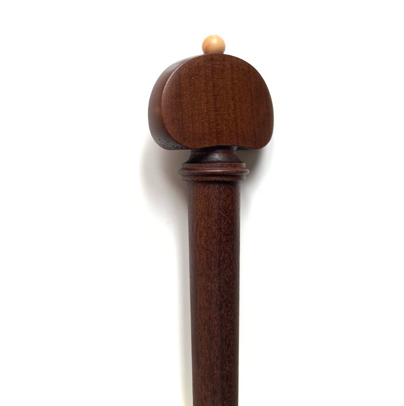 englisches Modell mit weißem Knopf